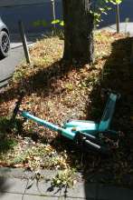 E-Roller "entsorgt" (?). Nibelungenstr. Höhe Nr. 42/44