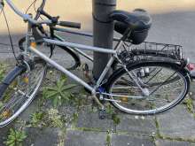 Fahrrad rottet vor sich hin und blockiert Abstellplatz