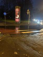 Verstopfter gulli am fußgängerübergang