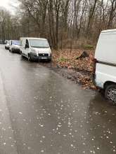 Nicht verkehrsfähige Fahrzeuge auf Parkplatz am Radweg im Grüngürtel Straße Am Heidekaul/kurz vor der Einmündung zum Militärring in Raderthal Bild zu gemeldetem Anliegen vom *2024-12-30 15:28:30