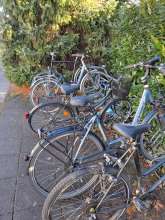 Fahrradleichen die mehr als ein dreiviertel Jahr den fahrradständer der Kita belegen