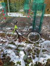 Kinderfahrrad auf dem Spielplatz Manfred-Faber-Weg