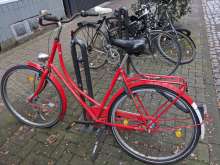 Rotes Schrottfahrrad