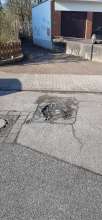 Auf der Fahrbahn zwischen den beiden Grundstücken Malvenweg 6 und 8 hat sich ein  Schlagloch aufgetan. Größe ca. 1 m x 1 m, bis zu ca. 6 cm tief. Das Schlagloch liegt unmittelbar vor der Einfahrt in den hiesigen Grünstreifen, die Einfahrt wird viel von Radfahrern genutzt. Ab der Dämmerung ist der Schaden gerade für Radfahrende schwer wahrnehmbar und stellt so eine Unfallgefahr dar.