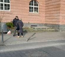 Poller umgeknickt vor haltestelle*2025-02-08 12:31:03