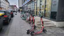 Gehweg versperrt, Schrottfahrräder angeschlossen am Absturzgitter, KVB Räder im Weg
