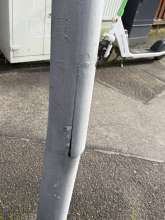 Bild zeigt Mast am Ende. Klappe öffnet sich, weil Mast schief ist