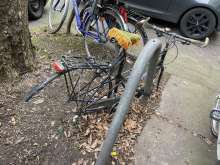 vor der kühnstraße 47 befinden sich mehrere Schrottfahrräder ( ich habe sechs Stück gezählt) ,  Anliegen vom *2025-02-15 12:10:55