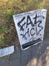 Hier ist wohl der Stromkasten der Ampelschaltung seit Monaten beschädigt und offen. Der Kasten befindet sich an der Ecke zur Th.Heuss Straße.