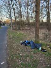 Aufgerissene Müllsäcke an Baum  vom *2025-03-17 18:27:35