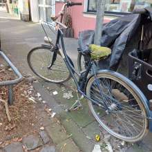Altes verrostetes Fahrrad mit Platten Reifen, nicht mehr fahrtüchtig, steht seit über einem Jahr an der Stelle