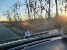 Schild liegt auf dem Boden *2025-03-19 06:27:58