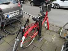 Rotes und Scwarzes Hollandrad seit Monaten nicht bewegt und Platte Reifen
