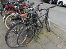 Schwarzes Single Speed seit Monaten nicht bewegt und Platte Reifen 