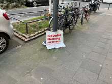 Wahlplakat an Laterne