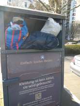 Voller Altkleidercontainer Friedensstr. 110
