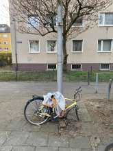 Schrottfahrrad an der Straßenlaterne Nr. 39