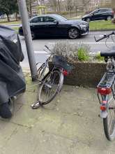 Fahrradleiche ohne Vorderreifen und mit herausgerissenem Schlauch hinten