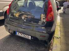 Das Auto steht nun dort seit Monaten und es ist der Stadt bekannt!!  *2025-03-21 12:30:56