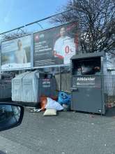 Altkleider und Müllcontainer  vermüllt. vom *2025-03-16 12:32:13