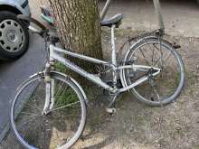 Ein Unabgeschlossenes Schrott Fahrrad. Mit auf getrennten Schloss, da schon seit mehreren Wochen vor dem Baum liegt und offensichtlich nicht benutzt wird.