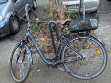 Rostiges Damenfahrrad, rostige Kette, Moos bewachsen.