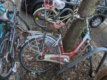 weiß-rotes Damenrad, kaputter Sattel, rostig, platte Reifen