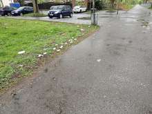 1 Mülleimer weg + 1 Mülleimer überfüllt u verschmutztes Umfeld