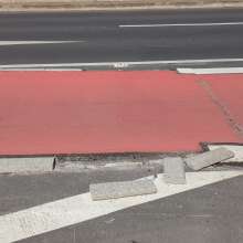Defekter Boardstein an neuer Radabbiegespur auf Rampe der Deutzer Brücke