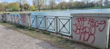Graffiti an 3 Mauersaeulen*2025-04-02 15:28:21