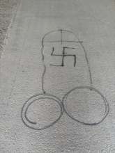 An der Wand befindet sich noch ein Hakenkreu