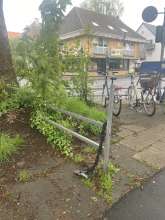 Ein großes, altes Fahrrad-Schloss (das Schrottfahrradrad dazu ist mittlerweile weg), an den Fahrradstängern Ecke Goethestr/Richard-Wagner-Strasse