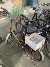 Mehrere Schrotträder in den Fahrradständern vor der Haus Ursulakloster 19