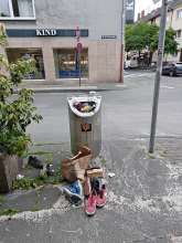 Bild zu Gemeldetem: Ecke Dellbrücker Hauptstr/ An der Kemperwiese, Mülleimer übervoll, Weiterer Müll / Schuhe daneben abgelegt Anliegen vom *2025-05-07 18:27:55