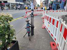 angekettetes Fahrrad blockiert Fußweg