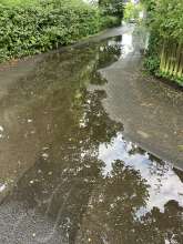 Nach Regen fließt Wasser nicht ab. Straße mit Rad nicht mehr passierbar, mit Auto nur schwer *2025-05-31 