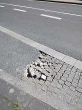 Asphalt aufgebrochen Bushaltestelle Friedrich-Hirsch-Str. Richtung Porz-Wahn