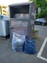 Voller Altkleidercontainer Friedensstr.