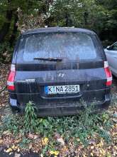 Dieses Auto steht seit fast 2 Jahren unbewegt auf diesem Parkplatz Bild zu gemeldetem Anliegen vom *2025-05-25 09:30:19