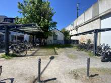 3 Supermarkt-Einkaufswägen und wilder Müll bei den Fahrradständern der S-Bahn-Station Lövenich (Goethestraße 2)