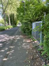 Straße „Unterm Berg“ in zündorfBild zu gemeldetem Anliegen vom *2025-05-02 18:31:21