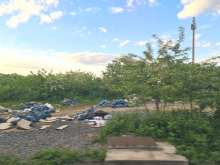 Bild zu gemeldetem Anliegen vom *2025-05-08 18:47:45 Bild aus Straßenbahn Linie 9 rückwärtig auf den gemeldeten Müll.