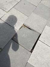 Stolperfalle durch abgesackte Gehwegplatte