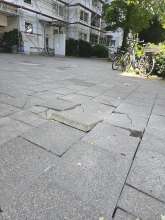 Hochstehende gewegplatten und fehlende Absperrungen