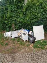 Sperrmüll am Zugang zur Friedensstr. 114/114a