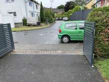 Bild zu gemeldetem Anliegen vom *2025-06-07 09:27:15Auto hat Einfahrt zugeparkt