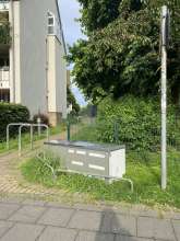 Grosser Kombi-Kühl-Gefrierschrank im Grün neben dem Gehweg