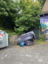 Zwei Sofas und mehr wilder Müll vor der Freiwilligen Feuerwehr