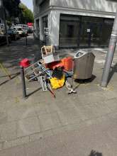 Sperrmüll, Schrott Tretroller, Bollerwagen aus Metall, Transportkisten aus Kunststoff und vieles weiteres