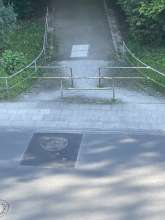 O. A. Gullideckel ist lose. Somit gibt es bei jedem überfahren es zu einem lauten knallen kommt. 